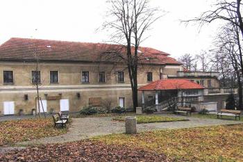 Pohled od západu na západní křídlo zámku. ( © Jan P. Štěpánek 01/2005)