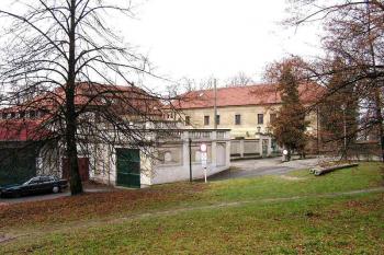 Celkový pohled na zámek od severovýchodu. ( © Jan P. Štěpánek 01/2005)
