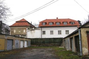 Pohled od východu na porubský zámek ( © Jan P. Štěpánek 01/2005)