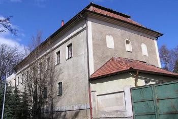 Pohled na zachovalé jižní křídlo zámku. ( © Jan P. Štěpánek 04/2006)