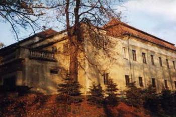 Porubský zámek (2003 ©Zbyněk Popovský)