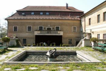 Zámecké nádvoří s kašnou (v čele dochované jižní křídlo, vpravo dochované západní křídlo) ( © Miroslav BITTER 04/2007)
