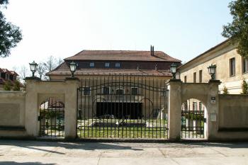 Zámecká brána (v čele dochované jižní křídlo, vpravo dochované západní křídlo) ( © Miroslav BITTER 05/2007)