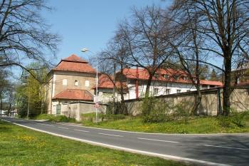 Pohled na dochované jižní křídlo ( © Miroslav BITTER 04/2007)