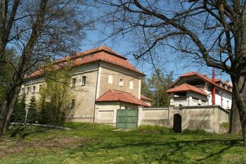 Pohled na dochované jižní křídlo (vpravo, pak novodobá budova postavená na místě zaniklého východního křídla) ( © Miroslav BITTER 04/2007)