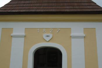 letopočet nad vstupním průčelím (© Jaroslav Špiroch  09/2022)