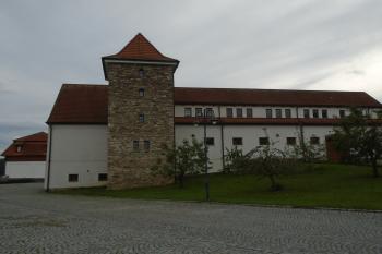 hospodářská budova na severní straně areálu s novodobou hranolovou věží (v přízemí stáje, v patře penzion) (© Jaroslav Špiroch  09/2022)