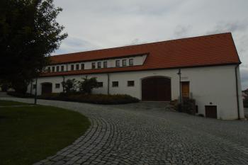 hospodářská budova na severní straně areálu s novodobou hranolovou věží (v přízemí stáje, v patře penzion) (© Jaroslav Špiroch  09/2022)