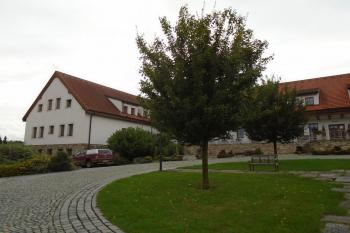 pohled ze severovýchodu; vpravé podélné části pozůstatky tvrze (© Jaroslav Špiroch  09/2022)