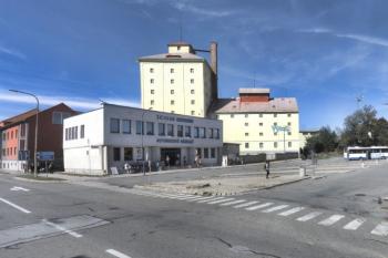 Synagoga stávala při pravém okraji nádražní budovy (© Ivor 2018)