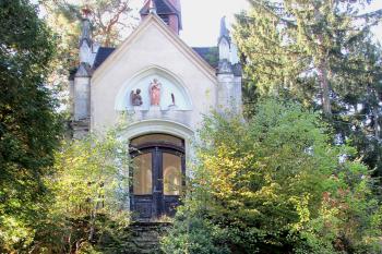 Kaple manželů Prokopových na hřbitově v Rynolticích.	 (© Pavel Vítek  09/2022)