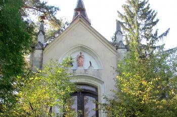 Kaple manželů Prokopových na hřbitově v Rynolticích.	 (© Pavel Vítek  09/2022)