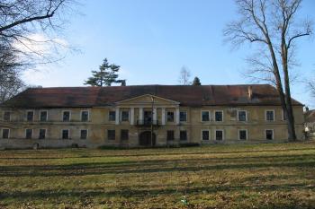 neustále chátrající krasonický zámek (© D Dohňanský, 01/2016)