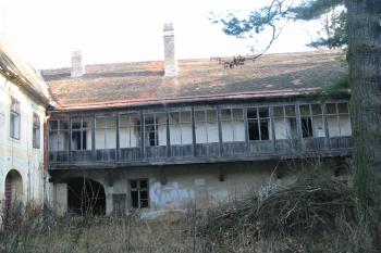 dřevěná veranda ve vnitřním nádvoří (© D Dohňanský, 01/2016)
