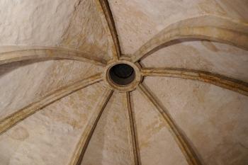 klášterní kuchyně s žebrovou klenbou a otevřeným svorníkem (© Karel Husák, 08/2011)