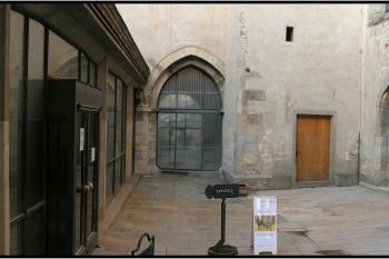 Nádvoříčko při jižním vstupu ( © Petr Turyna 11/2005)