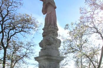 Socha sv. Františka z Pauly u obce Krchleby v okrese Kutná Hora. (© Pavel Vítek  10/2022)