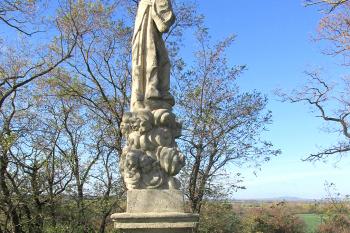 Socha sv. Františka z Pauly u obce Krchleby v okrese Kutná Hora. (© Pavel Vítek  10/2022)