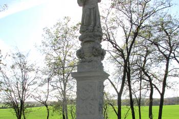 Socha sv. Františka z Pauly u obce Krchleby v okrese Kutná Hora. (© Pavel Vítek  10/2022)