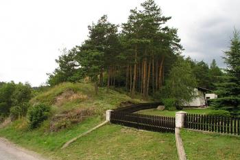 Výběžek ostrožny končí přímo nad silnicí ( © Roman Řezáč 07/2004)