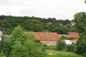 Celkový pohled na místo tvrze od jihu ( © Roman Řezáč 07/2004)