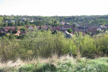 jižní pohled z jádra na obec  (© D Dohňanský, 10/2015)