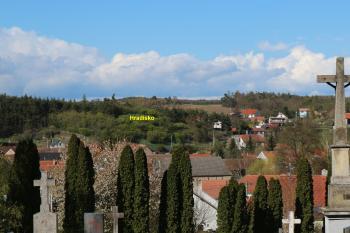 Biskupice - Hradisko, pohled od hřbitova. (© Jiří Černý, 06/2017)