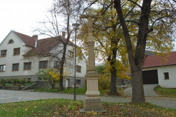 kamenný kříž z roku 1790 v parčíku u vstupní cesty (na levé straně) do areálu kostela (© Jaroslav Špiroch  11/2022)