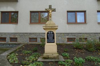 kamenný kříž ve svahu u vstupní cesty (na pravé straně) do areálu kostela (© Jaroslav Špiroch  11/2022)