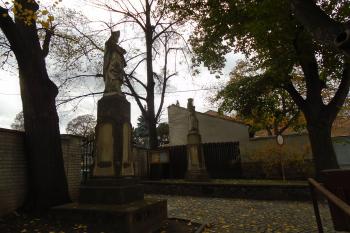 sochy světců u vstupu do areálu kostela (© Jaroslav Špiroch  11/2022)