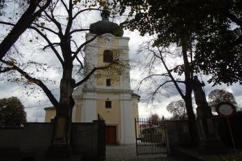 vstup se sochami světců do areálu kostela (© Jaroslav Špiroch  11/2022)