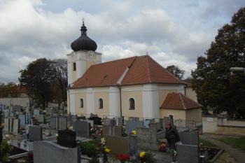 pohled na kostel ze hřbitova z jihovýchodu (© Jaroslav Špiroch  11/2022)