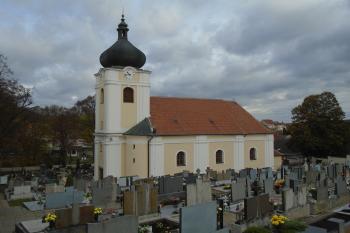 pohled na kostel ze hřbitova od jihozápadu (© Jaroslav Špiroch  11/2022)