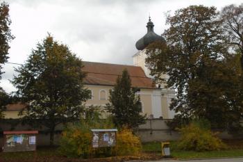 pohled na kostel ze severovýchodu (© Jaroslav Špiroch  11/2022)