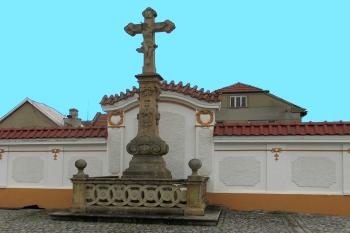 Kříž na návsi v Příkazech. (© Pavel Vítek 09/2022)