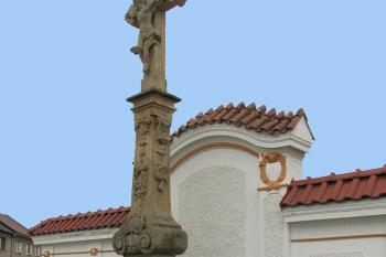 Kříž na návsi v Příkazech. (© Pavel Vítek 09/2022)