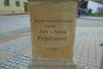 donátoři kamenného kříže a datace na zadní straně podstavce (© Jaroslav Špiroch  11/2022)