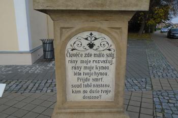 nápisová deska na přední straně podstavce kamenného kříže z roku 1914 u věže kostela (© Jaroslav Špiroch  11/2022)
