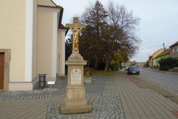 kamenný kříž u věže kostela z roku 1914 (© Jaroslav Špiroch  11/2022)