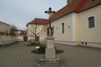 železný kříž na kamenném podstavci připomínající zrušený hřbitov (© Jaroslav Špiroch  11/2022)