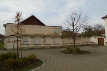ohradní zeď s výklenky na jihozápadní straně kostela (© Jaroslav Špiroch  11/2022)