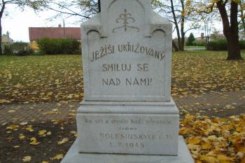 kamenný kříž u hlavního průčelí kostela z roku 1945 (© Jaroslav Špiroch  11/2022)