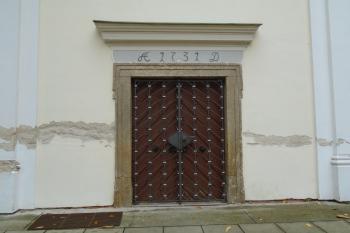 vstupní portál v průčelí kostela (© Jaroslav Špiroch  11/2022)
