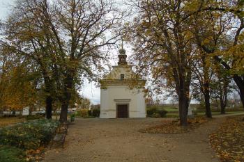 pohled na hlavní průčelí kostela z jihu (© Jaroslav Špiroch  11/2022)