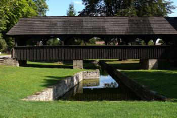 Dřevěný krytý most (© Jiří Cukr, 08/2014)