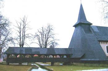 Dřevěný most ke kostelu ( © Pavel Vítek 02/2006)