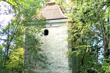 Bývalá vodárenská věž pod hradem Lemberkem. (© Pavel Vítek 09/2022)
