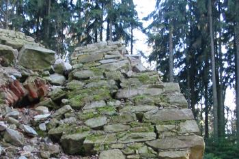 Největší zachovalý střep z bývalé zámecké /hradní/ věže (© D Dohňanský, 04/2016)
