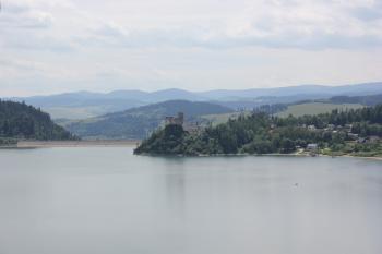 pohled na hráz a zámek Niedzica (© Luděk Vláčil  06/2014)