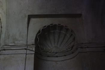 Nika v chodbě ke kapli s historickou elektroinstalací (1910) ( © Ivan Grisa 07/2011)